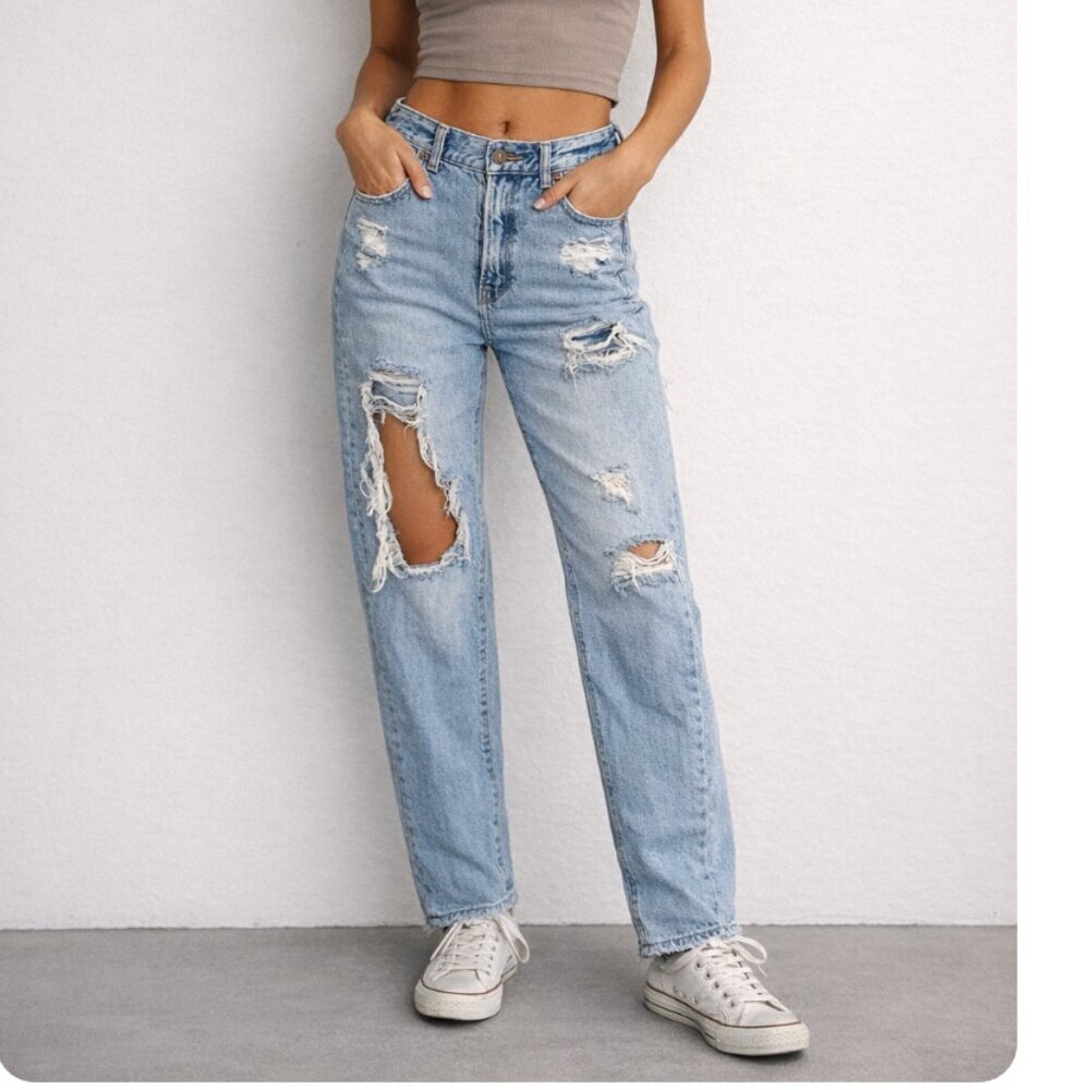 American Eagle Relaxed Fit Light Wash Mom Jeans 00 Regular Distressed
